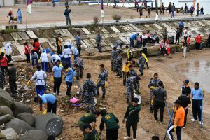 Pangkalan TNI AL Sibolga Bersama Forkopimda, Siswa SMA dan Masyarakat Laksanakan Program Laut Bersih di Pantai Ujung Kota Sibolga
