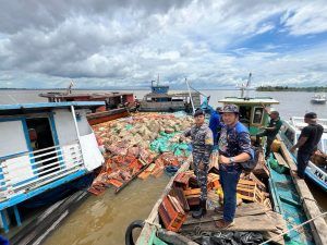 Pos TNI AL Bengkalis Laksanakan SAR Kapal Tenggelam di Perairan Tanjung Buton Kabupaten Siak