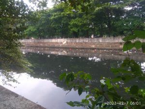 SAMPAH PLASTIK BERGENANGAN DI ATAS AIR KALI PLUMPANG