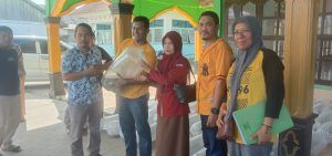 Nur Sinapoy Serahkan Bibit ikan  Mas dan Nila 161.000 pada Masyarakat Konawe