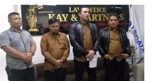 Pengacara Ronny Manulang dan Tiga Temannya Melakukan Prescon Terkait Masalah Irfan Surya Negara dan Endang Kusumawati Di Kantor Pengacara KAY & Patners