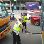 Polisi Lantas Polres Metro Bekasi Kota Evakuasi Truck Mogok