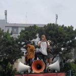 PULUHAN MAHASISWA SULTRA GELAR UNRAS JILID 2 DI DEPAN DIRJEN MINERBA, TERKAIT PENOLAKAN RKAB PT. JAGAD RAYATAMA DAN PT. BAULA  Adrian Alfath Mangidi selaku SekJend lembaga Komando dalam orasinya tegas menolak penerbitan Rancangan Kerja Anggaran Biaya (RKAB) PT. Jagad Rayatama dan PT. BAULA yang berada di kabupaten Konawe Selatan.      Iyhan mangidi sapaan akrabnya, menjelaskan bahwa PT. Jagad Rayatama masih belum menyelesaikan sengketa lahan terhadap pemilik lahan yang di duga seluas 400 hektar, bukan hanya persoalan lahan tetapi penyerapan tenaga kerja masyarakat lingkar tambang masih sangat kurang.      “Bagaimana bisa perusahaan beroperasi tetapi belum menyelesaikan tumpang tindih kepemilikan lahan dengan luas ratusan hektar, bukan cuman persoalan tanah, penyerapan tenaga kerja lokal lingkar tambang sangat minim”. Ungkapnya     Iyhan mangidi juga menyebutkan bahwa di samping itu ada lagi perusaan yang kemudian diduga melakukan pertambangan di wilayah kabupaten Konawe selatan tanpa memiliki izin pinjam pakai kawasan hutan (IPPKH) yakni PT. BAULA.     “Ironisnya lagi kedua perusahaan tersebut masih beroperasi hingga saat ini, tentunya ini merupakan tindakan yang kemudian melanggar aturan dan tidak sesuai prosedur dan mekanisme aturan yang berlaku di negara Republik indonesia yang kemudian merugikan masyarakat dan negara”. Ucap iyhan mangidi.      Pihaknya meminta kementrian ESDM melalui DIRJEN MINERBA untuk tidak menyetujui pengajuan RKAB PT. Jagad Rayatama dan PT. BAULA     “ini sudah kesekian kalinya kami hadir dan kami akan terus mengawal dan menolak RKAB kedua perusahaan tersebut selama pihak perusaan masih belum menjalankan kewajibannya, dan kami harap pihak DIRJEN MINERBA untuk segera mengambil langkah tegas dan memberikan sanksi sesuai dengan aturan yang berlaku”. Tutup aktivis muda itu dalam orasinya.