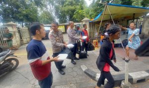 Bagikan Makan Siang Gratis, IDR didampingi Polres Metro Jakarta Pusat