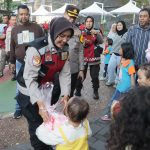 Kapolres & Polwan Jakut Bagi Boneka ke Pengunjung Anak di Ancol