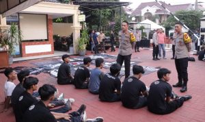 Bawa Bendera dan Petasan, Polres Jakarta Barat Amankan 71 Remaja Konvoi Motor Saat SOTR dan Buka TOTR