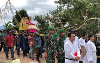 Kebersamaan Dalam Harmoni, Satgas Yonif 125/SMB Sambut Uskup Di Jagebob