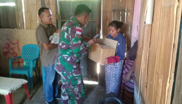Pos Oepoli Sungai Satgas Yonkav 6/Naga Karimata Berikan Perlengkapan Bayi Baru Lahir di Perbatasan