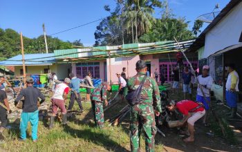 Aksi Cepat Satgas Pamtas RI-Malaysia Yonzipur 5/ABW Bersama Masyarakat Membuat Peti Jenazah