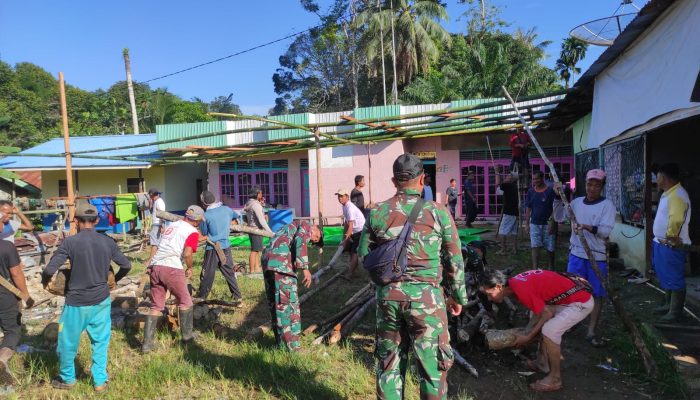 Aksi Cepat Satgas Pamtas RI-Malaysia Yonzipur 5/ABW Bersama Masyarakat Membuat Peti Jenazah