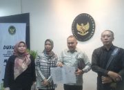 BELASAN OKNUM JATANRAS POLDA METRO JAYA MEMBANGKANG PERINTAH KAPOLRI, KEPUNG KANTOR KUASA HUKUM IKE FARIDA (LAGI-LAGI POLISI KRIMINALISASI ADVOKAT)