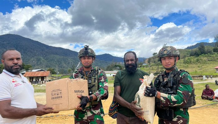 Berikan Santunan Sembako, Satgas TNI Berempati Kunjungi Warga Gome