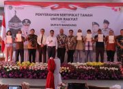 Pembagian Sertipikat Tanah Atau PTSL Diberikan Bupati Bandung, Dadang Supriatna Dan Diterima Langsung Oleh Masyarakat Penerima