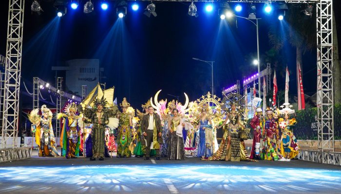 ARTWEAR PETROKIMIA GRESIK BERBAHAN KANTONG PUPUK DIPAMERKAN DI JEMBER FASHION CARNAVAL (JFC) 2024