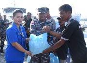 Lanal TBA Bagikan Sembako Kepada Nelayan Jelang HUT Ke-79 TNI AL