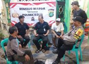 Bhabinkamtibmas Polsek Koja Sambangi Warga Kelurahan Rawa Badak Utara di Pos Satkamling RW 06 dalam Giat Rembug Warga Kamtibmas