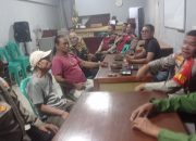 Jalin Komunikasi dengan Warga Polsek Koja Sampaikan Pesan Kamtibmas dalam Rangka Program Cooling System di Pos Satkamling RW 011 Kelurahan Tugu Utara