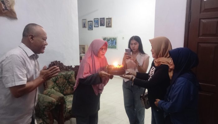 FORKAM Kejutkan Ibu Hj. Kusyati Di Ultahnya ke – 52