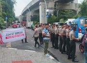 Polsek Kelapa Gading Gelar Jumat Berkah, Bagikan Nasi Kotak kepada Warga
