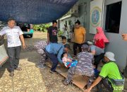 Siaga Pengamanan Nataru, Prajurit Lanal Banjarmasin Bantu Evakuasi Warga Barito Kuala Yang Sakit