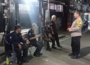 Bhabinkamtibmas Kebon Kelapa Lakukan Sambang dan Himbauan di Pos Kamling RW 04