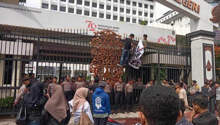 Sempat Ricuh.! Soal Dugaan Intimidasi dan Penganiayaan, Ratusan Mahasiswa Sultra Tuntut Pemecatan Pj Bupati Buton Selatan