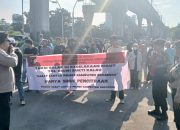 AKSI JILID II DI DEPAN MABES POLRI, PENGURUS PUSAT PERKUMPULAN MAHASISWA INDONESIA (PP-PMI), TUTUP JALAN DESAK COPOT KASAT LANTAS POLRES KABUPATEN SUKABUMI