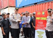 Kapolres berikan Bansos dan Sosialisasikan Tips Mudik Aman, Keluarga Nyaman, Hotline Mudik 110, Berantas Preman Kedok Ormas