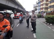 Petugas Kepolisian Atur Lalu Lintas Menjelang Buka Puasa di Kawasan Street Food Nasi Kapau