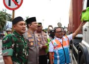 Sinergi TNI – Polri Bagikan Takjil Kepada Masyarakat