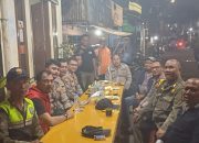 Perwira Pengendali bersama Kanit Propam Polsek Johar Baru Pengecekan Personil di Pos Singgah Ramadhan 1446 H Gang T Kampung Rawa