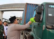 Sinergi TNI – Polri Bagikan Takjil Kepada Masyarakat