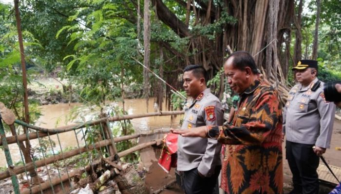 Kapolda Metro Jaya Irjen Pol Karyoto Tinjau Pengungsian Warga Terdampak Banjir di Pancoran