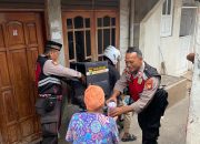 Polsek Kelapa Gading Gelar Pembagian Takjil Keliling untuk Warga RW.013 Kelurahan Pegangsaan Dua.