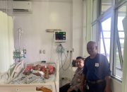 Bhabin kamtibmas Pademangan Barat Jenguk Anggota Linmas yang Dirawat di RSPAD Gatot Subroto