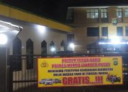Pemasangan Spanduk Penitipan Kendaraan di Polsek Johar Baru Bagi Warga Yang Pulang Mudik. Lebaran.