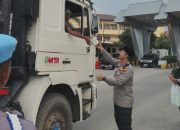 Sinergitas TNI – Polri Berbagi Kebahagian Bagikan Makanan Buka Puasa Kepada Sopir dan Buruh