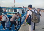 Polri Melayani Sepenuh Hati Personel Pos Yan Kali Adem Lakukan Pengamanan dan Bantu Penumpang Naik Kapal