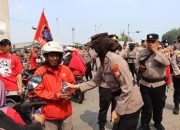 *Aksi Humanis Polres Pelabuhan Tanjung Priok Bagikan Minum dan Roti Saat Buruh Rayakan May Day*