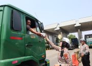 Polres Pelabuhan Tanjung Priok Bagikan Makanan dan Minuman,Di Jumat Penuh Berkah