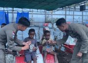 Personel Satgas Humas Damai Cartenz-2025 Berbagi Keceriaan dengan Anak-Anak di Distrik Mulia, Puncak Jaya