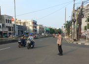 Anggota Polsubsektor Roxy Lakukan Pengaturan Lalu Lintas di Pertigaan Jalan Biak, Arus Kendaraan Lancar