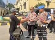 “Polsek Kawasan Sunda Kelapa Gelar Jum’at Berkah, Bagikan Puluhan Paket Makanan kepada Pekerja Pelabuhan”