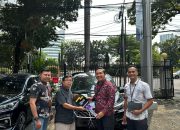 BRI Kantor Cabang Kemayoran Serahkan Hadiah Mobil Suzuki Ertiga kepada Pemenang Panen Hadiah Simpedes