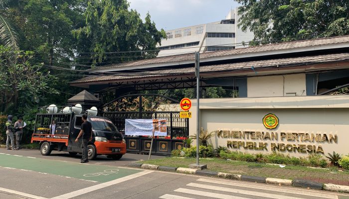 “Amran Sulaiman Disorot: Mengapa Bungkam soal Smelter Fiktif Tiran?”