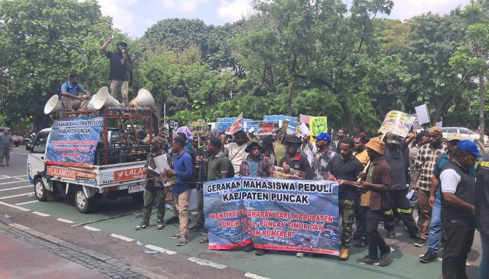 Gerakan Mahasiswa Peduli Kabupaten Puncak Menuntut Penghentian DOB dan Penarikan Militer dari Tanah Papua