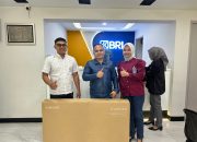 BRI Unit Tegal Alur Serahkan Hadiah TV Samsung kepada Nasabah Pemenang Undian Simpedes