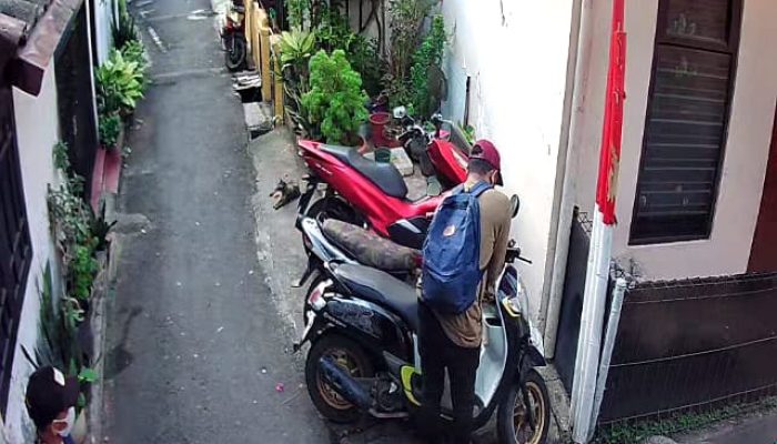 Scoopy Raib, Warga RT 11, RW 1, Cipinang Muara Gempar