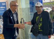 BRI Kanca Palmerah Rayakan Hari Pelanggan Nasional dengan Berikan Cokelat kepada Nasabah