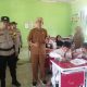 Polsek Jatisampurna Monitoring Penyaluran Makan Bergizi Gratis di SDN II jati sampurna, pastikan program berjalan lancar.